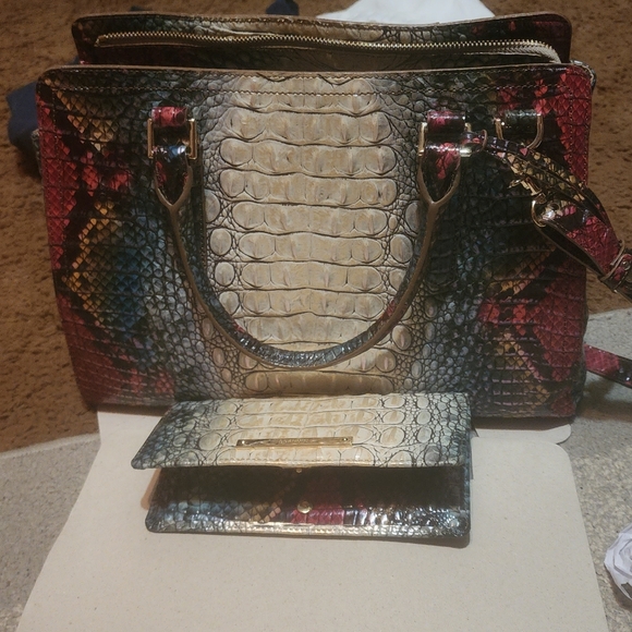 Brahmin komodo small finley and matching wallet . - Picture 4 of 10